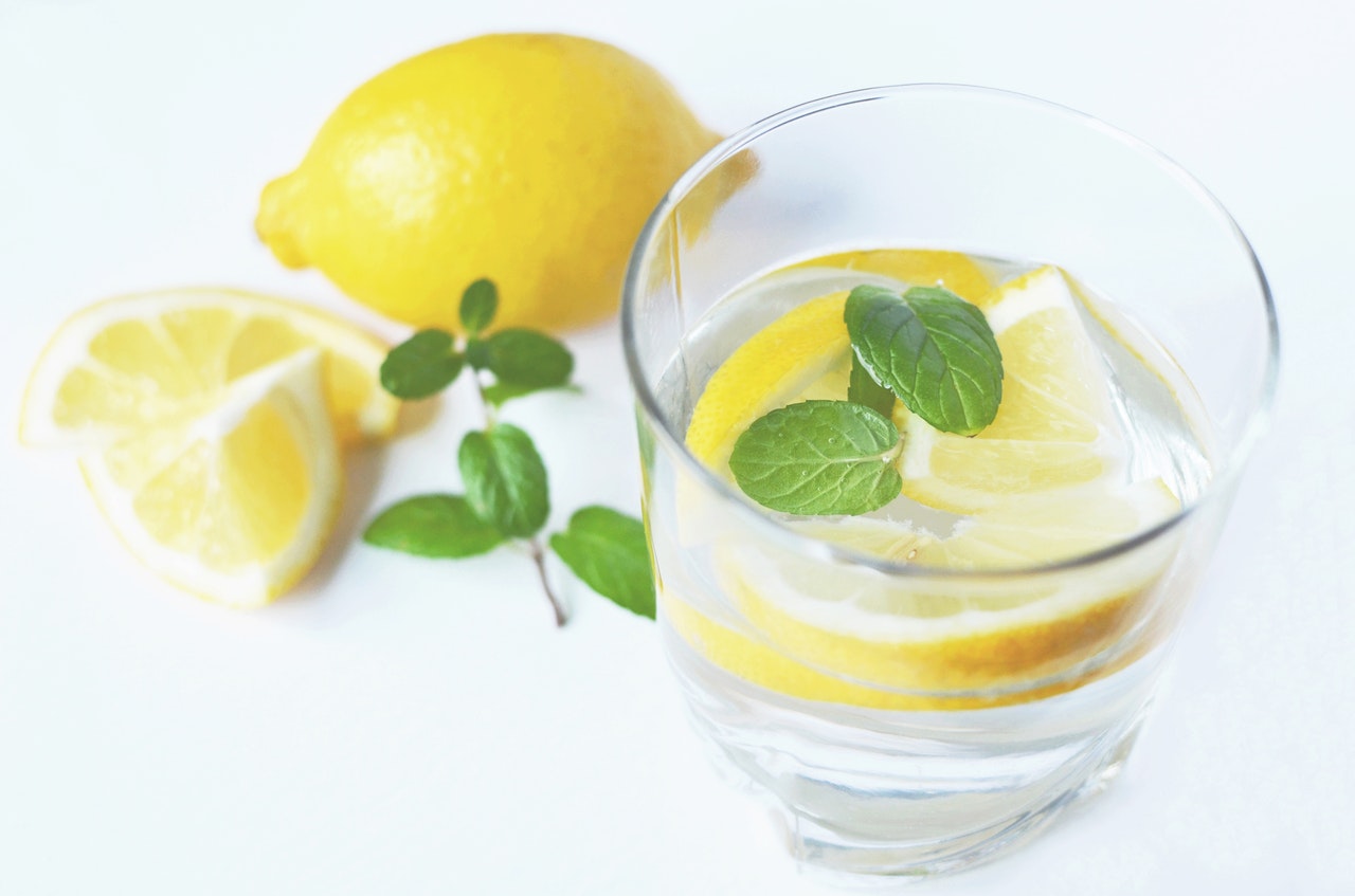 Boire de l'eau citronnée l’estomac vide? Faites-le! Voici la raison...