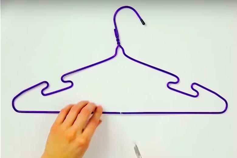 Voici pourquoi vous devez accrocher un cintre dans votre cuisine