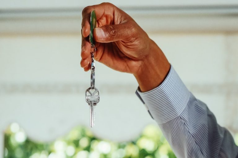 Un propriétaire se venge : voici comment il a obtenu le dernier mot suite à la destruction de son appartement par des locataires.
