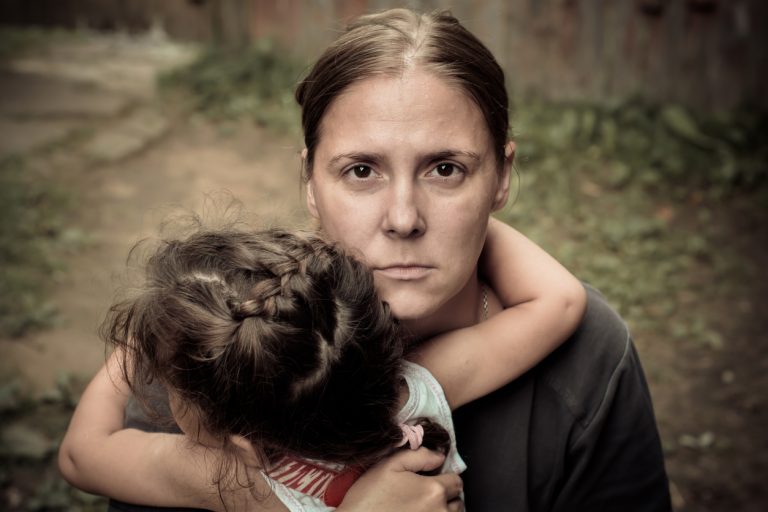 Une mère et son bébé mendient pour survivre, puis leur secret est découvert.