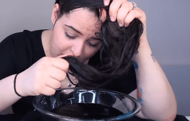 C'est pourquoi vous devriez vous laver les cheveux avec du coca