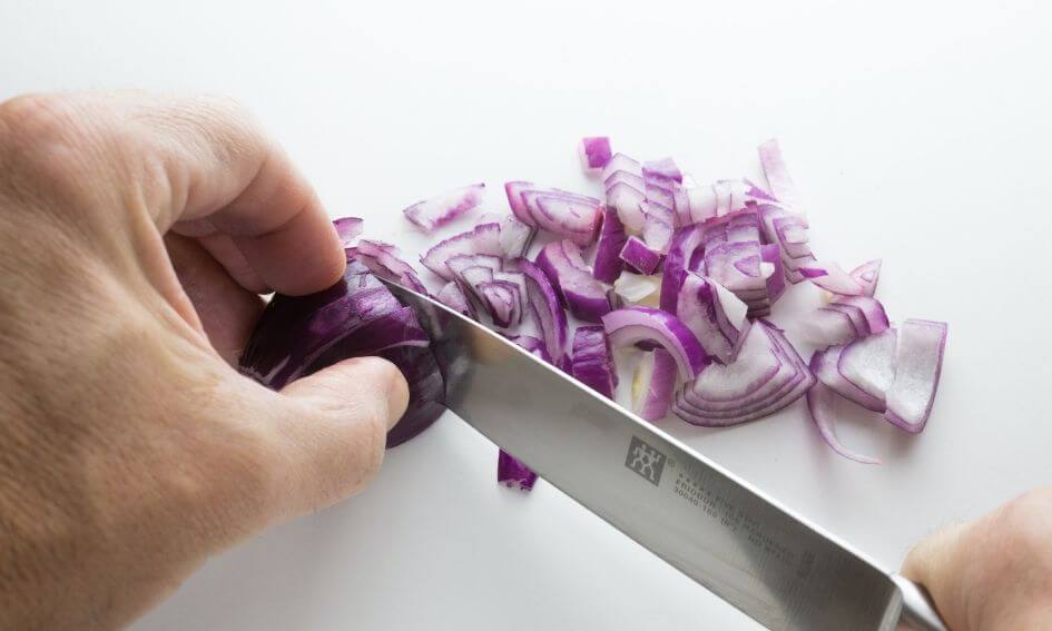 Ouah ! Cette astuce TikTok facilite grandement la coupe des oignons