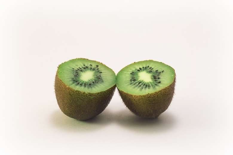 Cut your kiwi in small pieces in mere seconds with this trick
