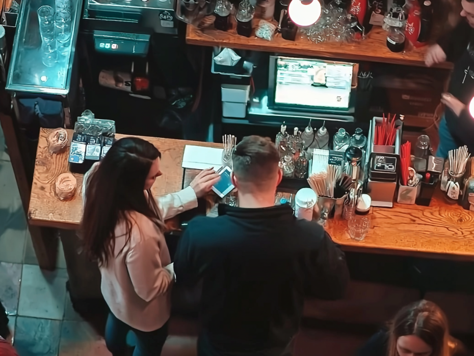 Woman On Tinder Date Realizes Too Late That He's Not Who He Says He Is