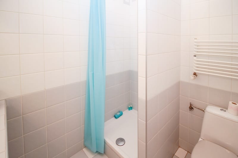 Is your shower curtain dirty? It's super easy to clean it if you know THIS trick!