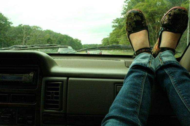 Victim warns: never put your feet up on the dashboard