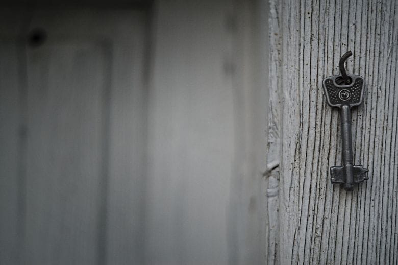 The police warns about pieces of cardboard between the front door! Call the police when you see this!