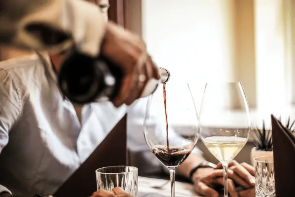 Husband Receives Photo From His Wife – But Then Immediately Wants a Divorce