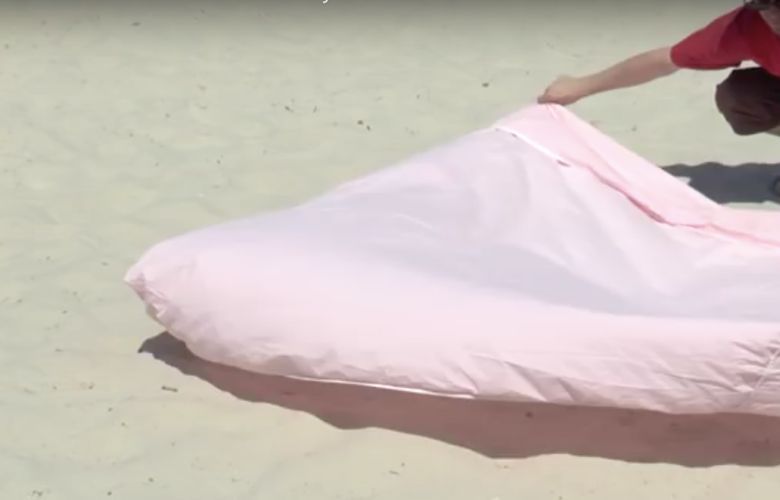 People are bringing fitted sheets to the beach and this is why! 