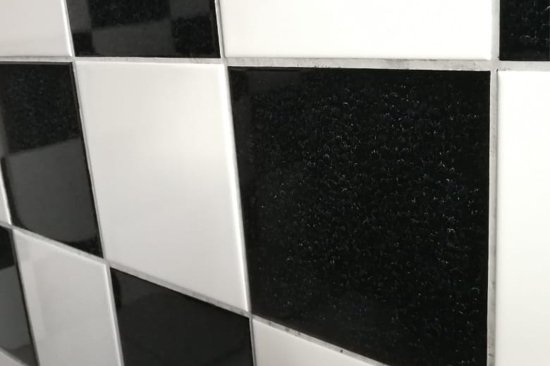 This is how you can easily clean your bathroom tiles and grout