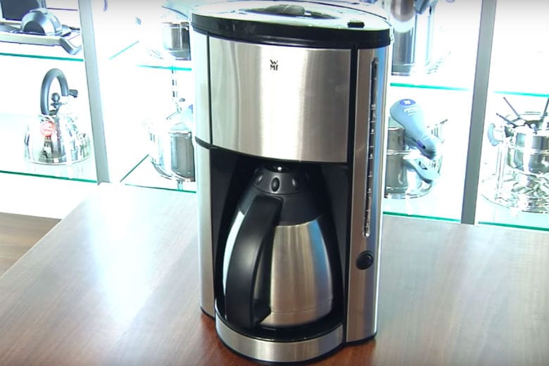 Your coffee maker is dirtier than you might think, but this is how you clean it!