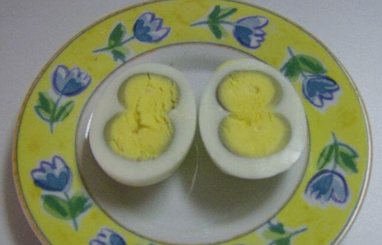 Can you still eat an egg if it has a green yolk after boiling it?