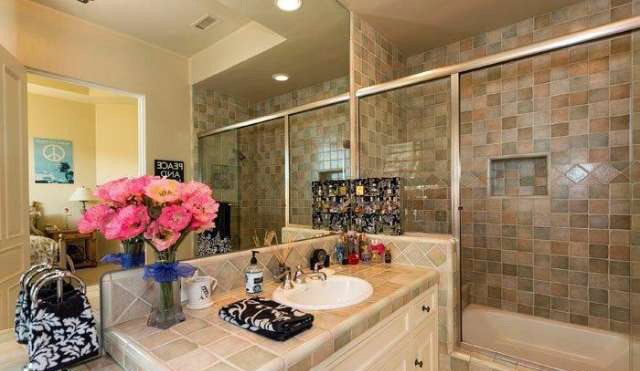 These celebrities live in crazy houses