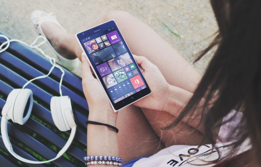Shocking: This is what your phone can do to your spine!