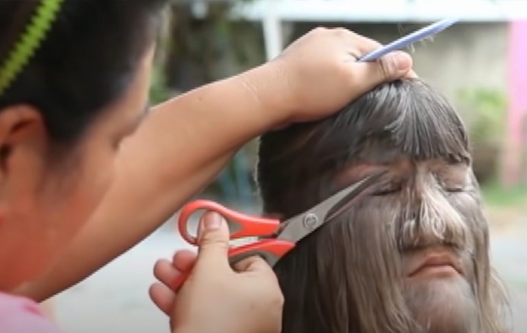 The Hairiest Girl In the World Shaves Her Face For The First Time