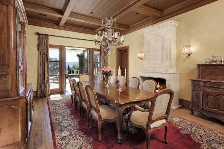These celebrities live in crazy houses