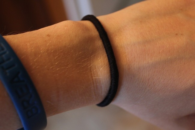 WARNING: Do you wear hair ties around your wrist? You'd better stop! It's really dangerous!