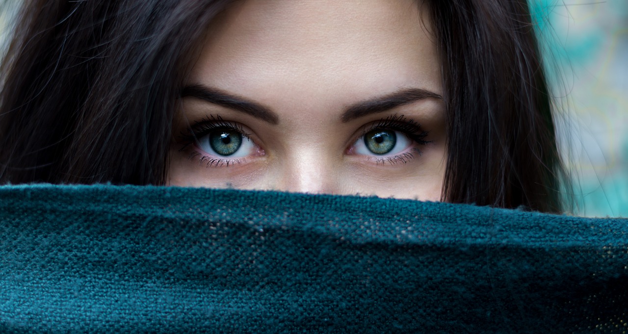 Want perfect eyebrows? Here are 4 quick ways to get them without leaving your house!