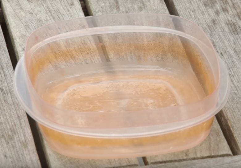Is your Tupperware covered in food stains? Easily remove them with this trick!