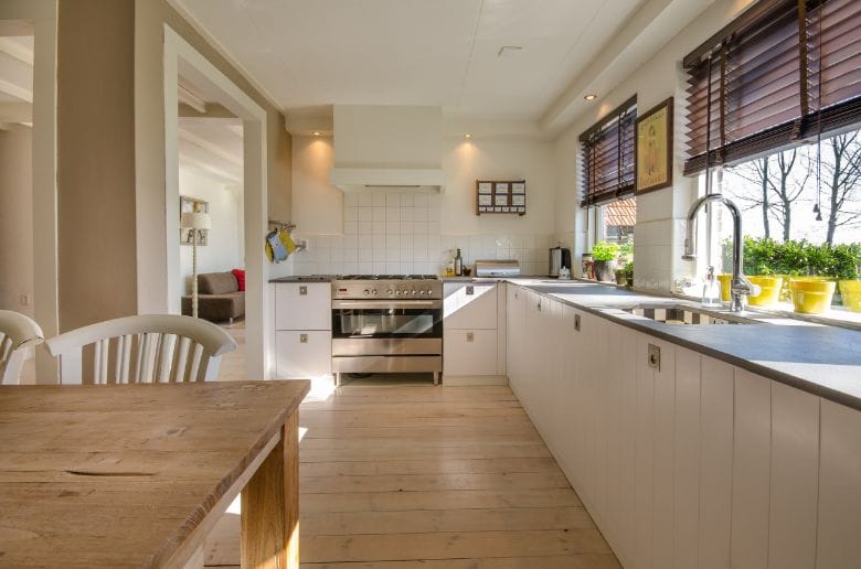 Apply this top 10 of tricks and you'll clean your kitchen within 10 minutes