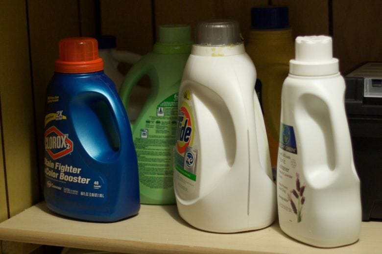 You should NEVER mix together these cleaning products! It's extremely dangerous!