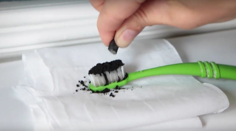 Want to get rid of yellow teeth? Try this great trick and your teeth might end up being pearly white!