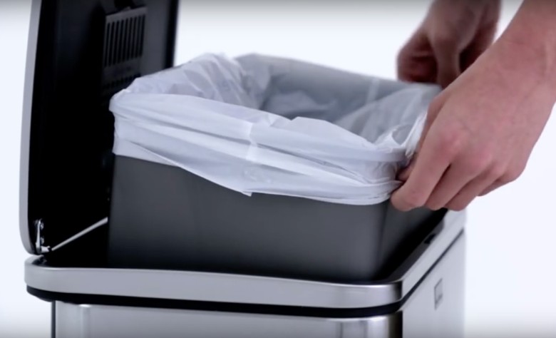 With THIS trick changing the trash bag will be a piece of cake!