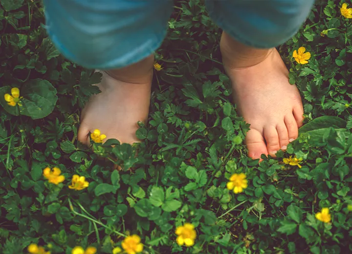 Boy Enters Bus Barefoot, Driver Immediately Calls The Police