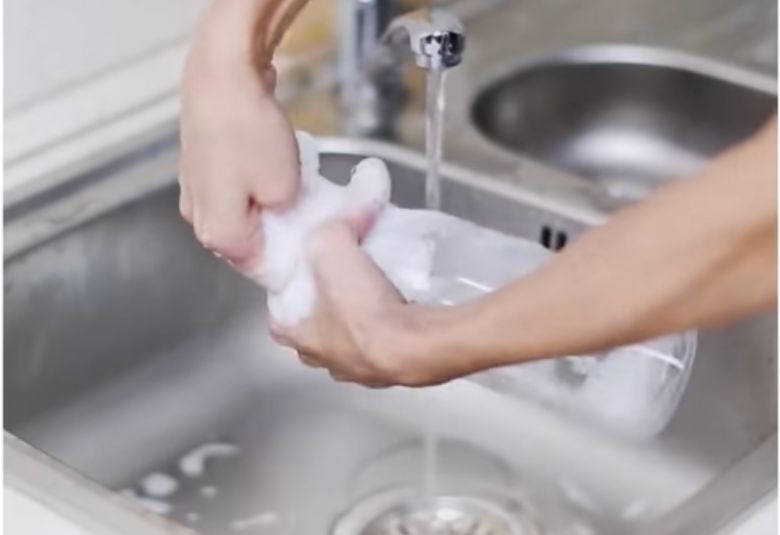 Can't get your dish brush inside the glass? With this trick you'll clean the entire glass in a jiffy!