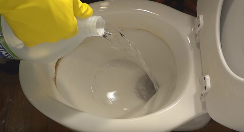 Are there stubborn dark circles in your toilet bowl? Don't worry, there's an easy way to remove them!