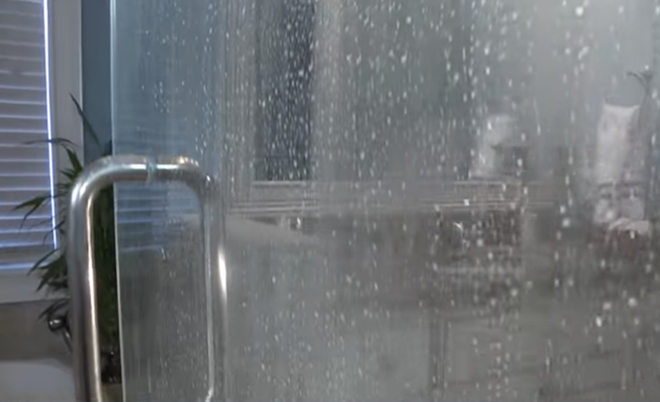 Do you have glass doors or walls in your bathroom? With this tip, they won't get covered in limescale!