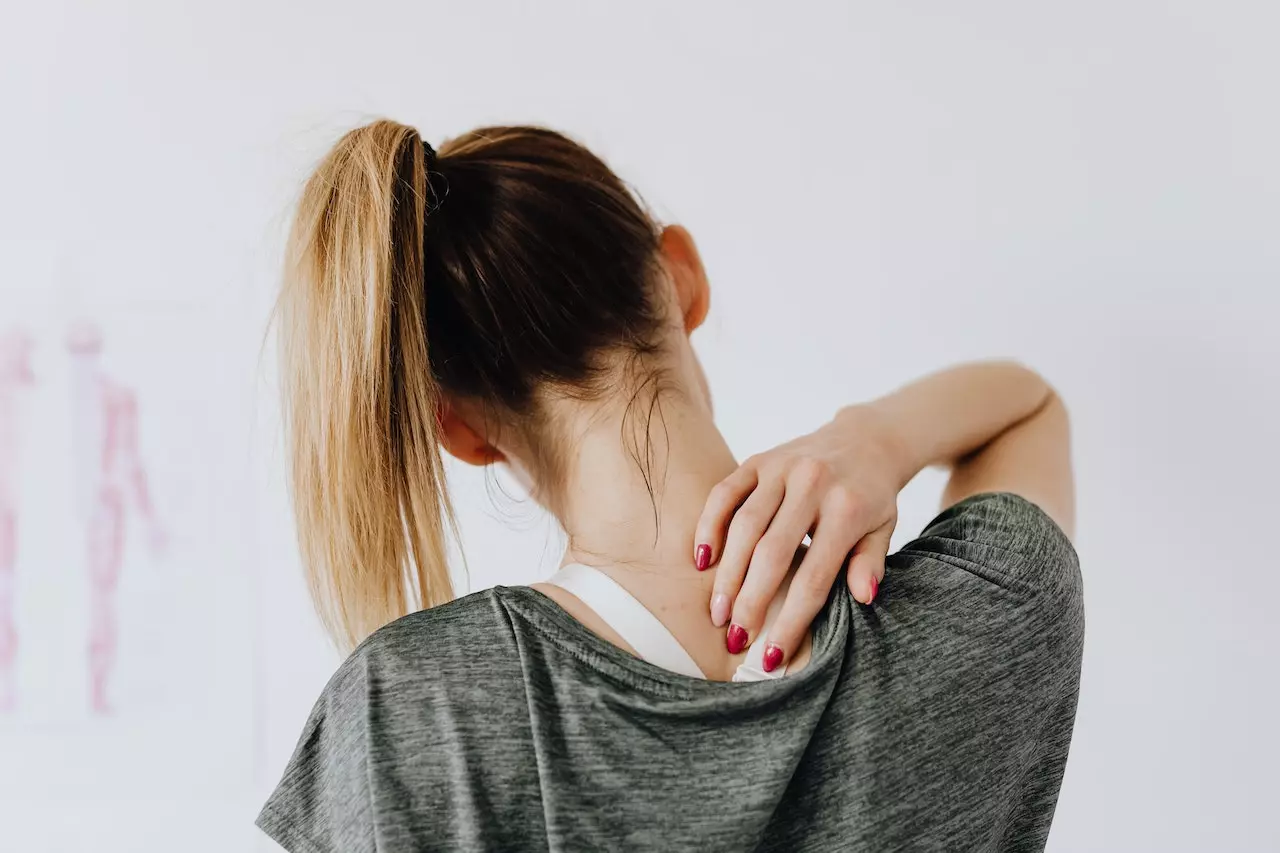 You can easily improve your health by improving your posture. It only takes 3 steps!