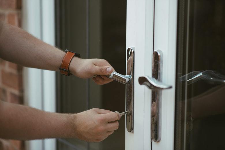 Police warns holidaymakers about pieces of plastic in their doors
