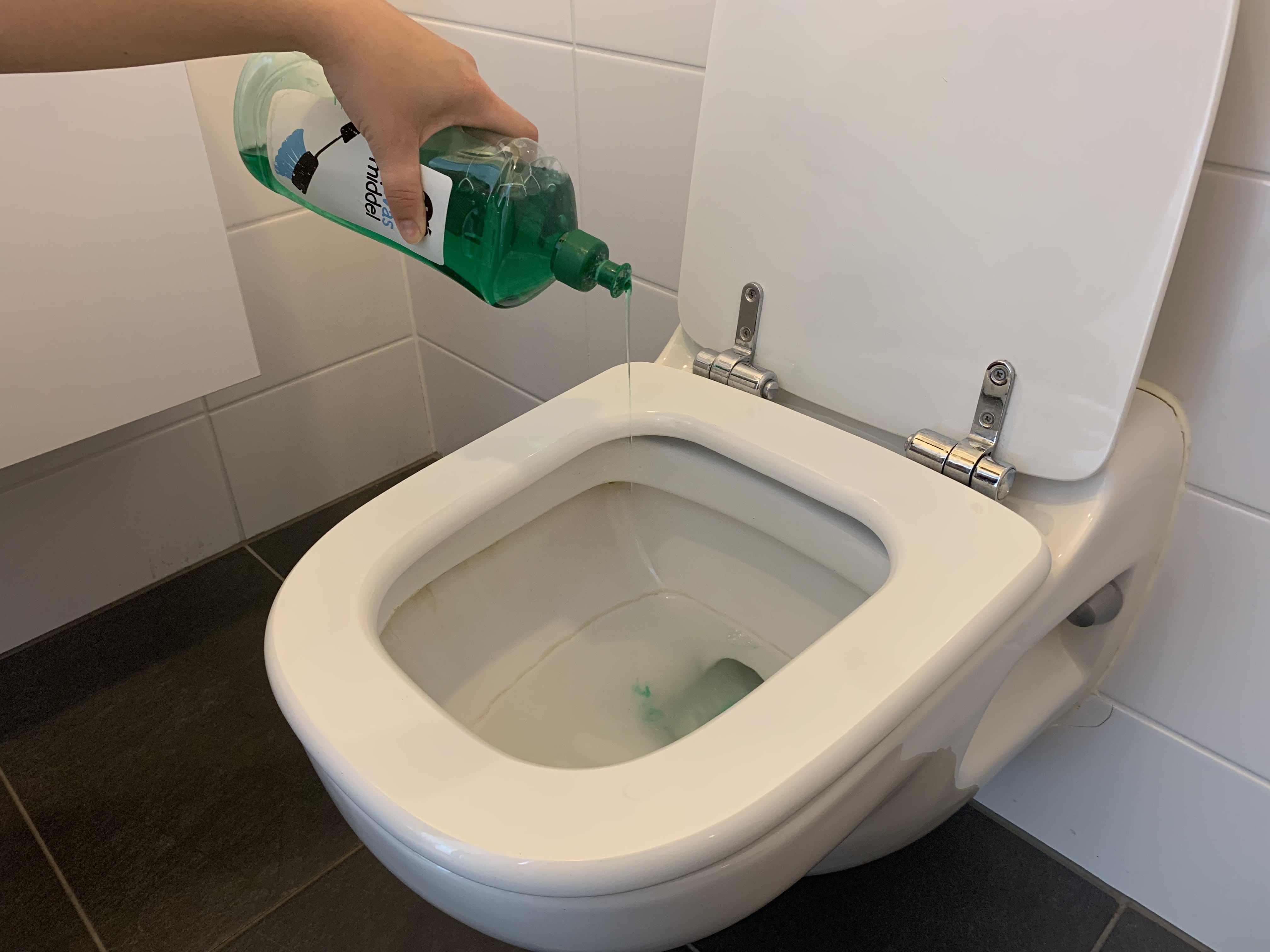 This is the brilliant reason why you should pour dish soap in your toilet!