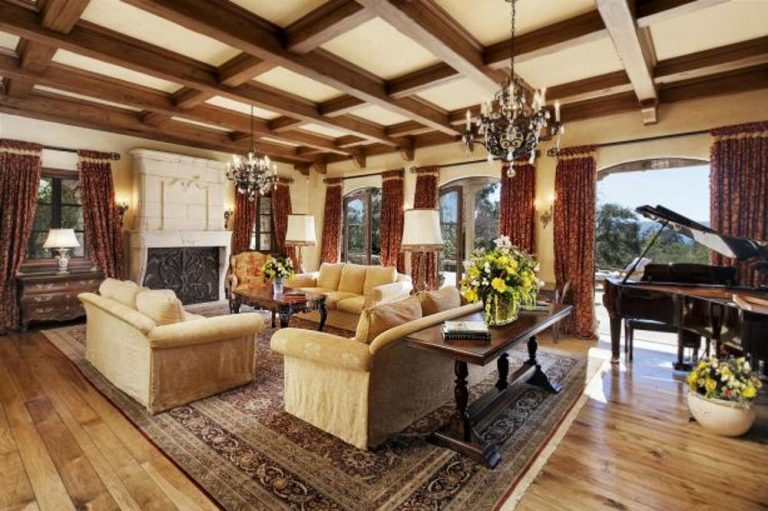 These celebrities live in crazy houses