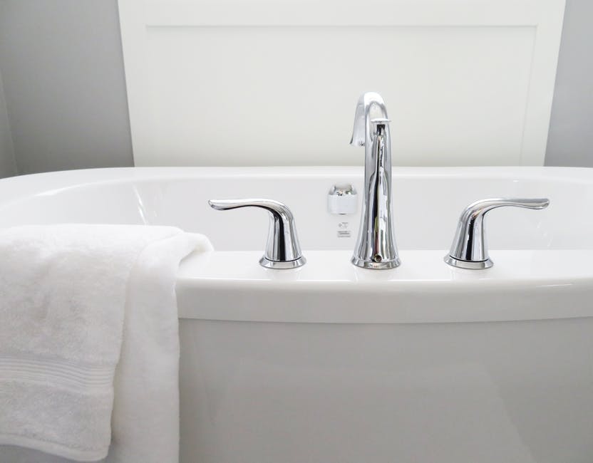 Want a squeaky clean bathroom? Follow these clear steps to make it as easy as possible!