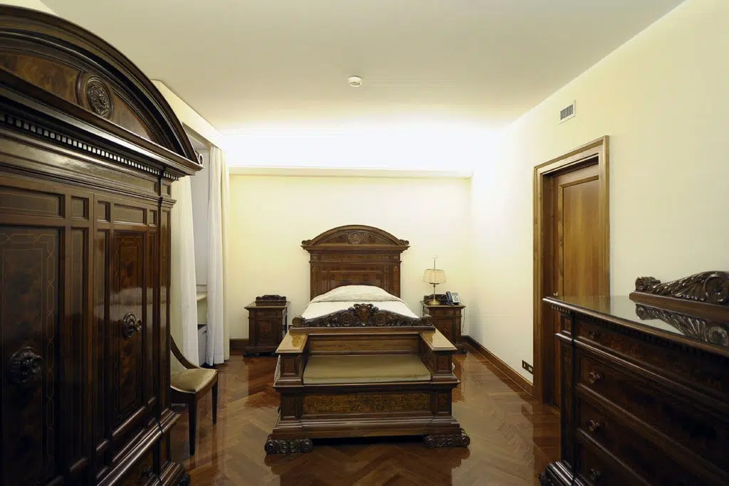 These celebrities live in crazy houses
