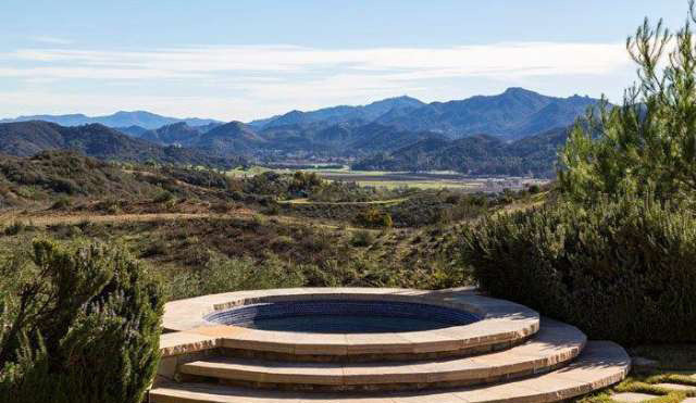 These celebrities live in crazy houses