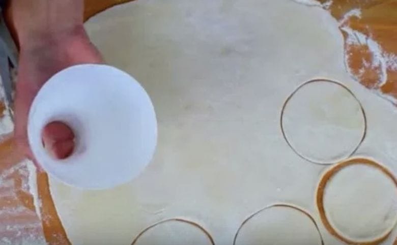 Do you have used plastic bottles at home? You will never guess what you can do with them!