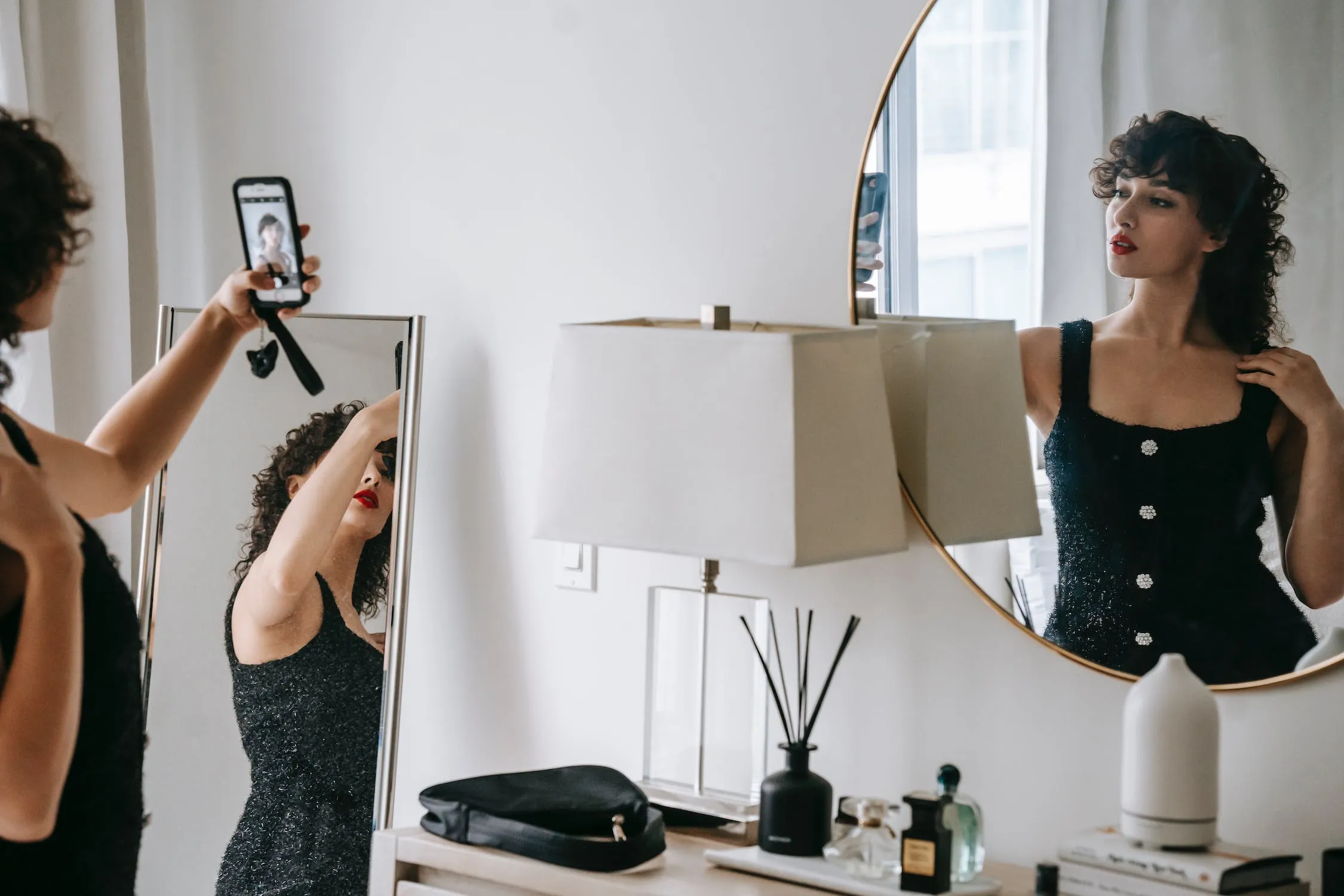 Husband Receives Photo From His Wife – But Then Immediately Wants a Divorce