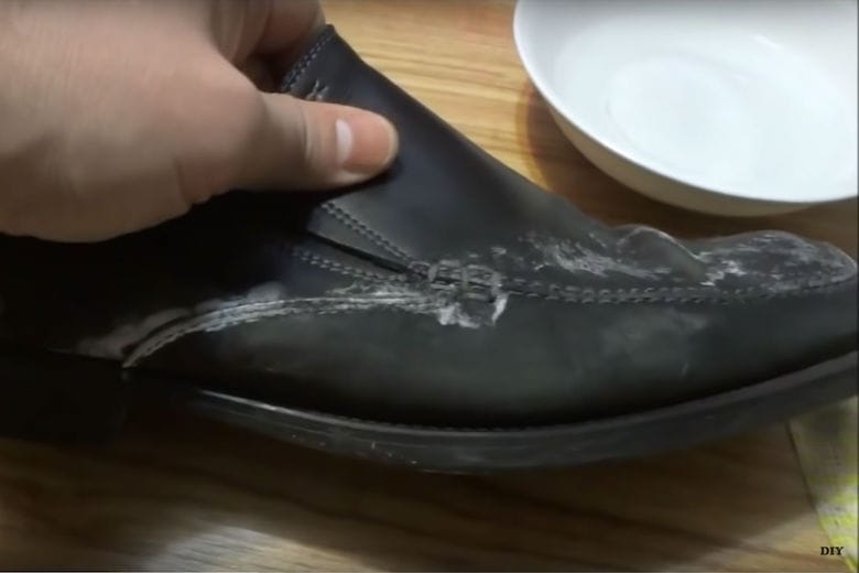 This is how you remove snow and salt stains from your shoes