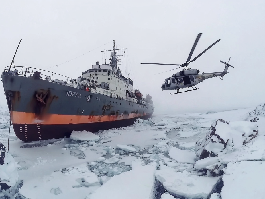 An Abandoned Ship Floats Dangerously Close to a Village – A Man Turns Pale When He Sees What’s On It