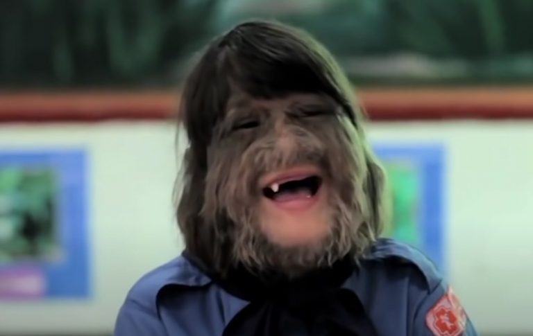 The Hairiest Girl In the World Shaves Her Face For The First Time