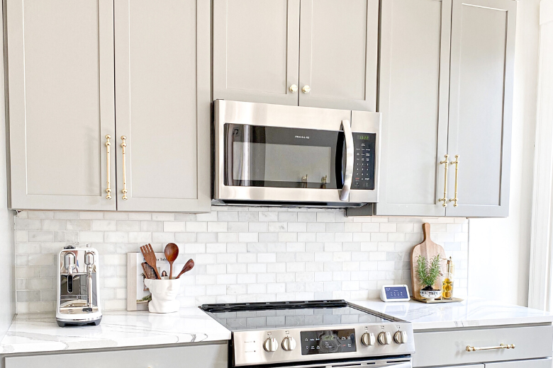 Find out: this is an easy way to clean your microwave
