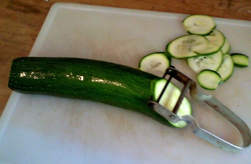 Dirty chopping board? With this trick it'll be squeaky clean again in no time!