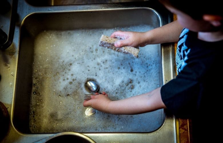 Very dangerous: this why you should never do the dishes during a thunder storm