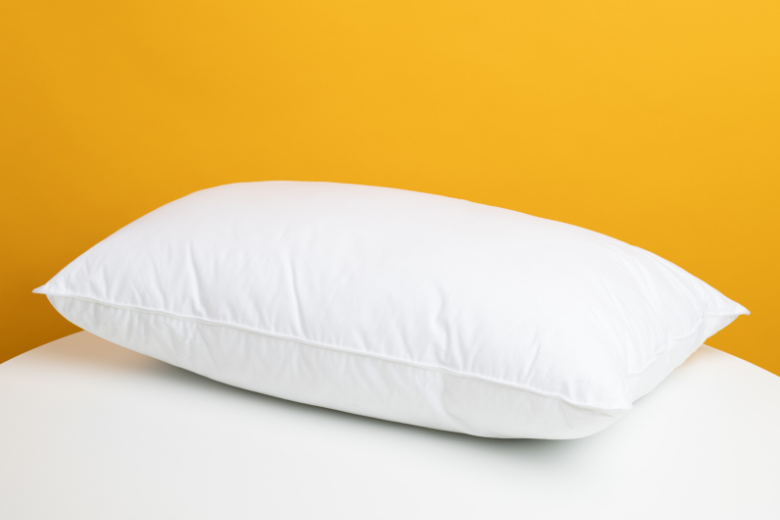 Find out: this is how you make yellow pillows white again