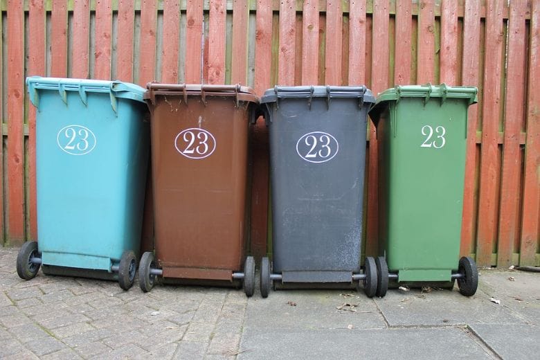 Got maggots in your outdoor garbage can? This is how you can easily get rid of them