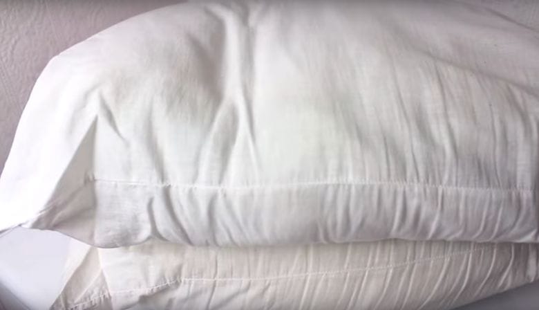 This is the secret to removing yellow stains from your white pillows! It's super simple!