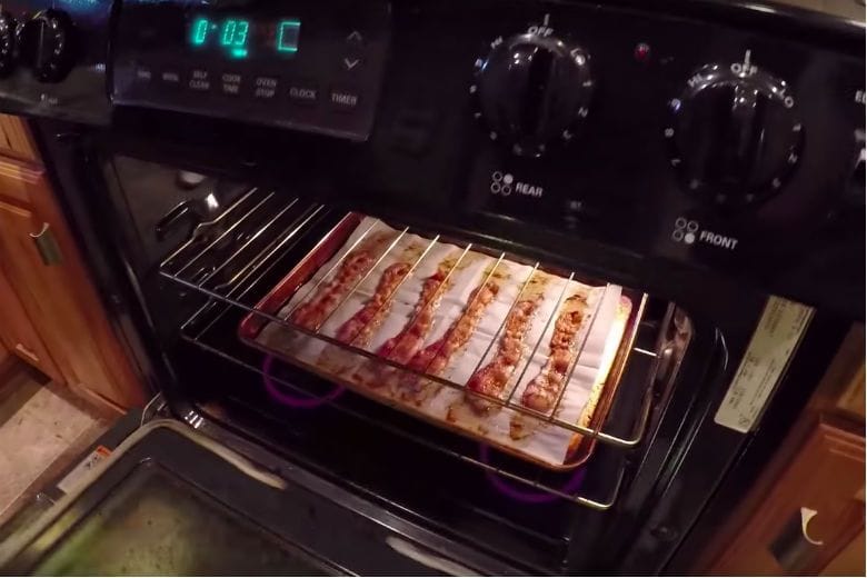 Don't want to clean your oven after every use? With these tips it'll stay clean even when you're using it!